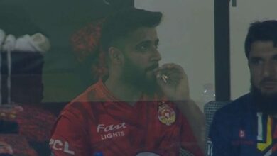 Imad Wasim smoking cigarette in PSL 2024 final match