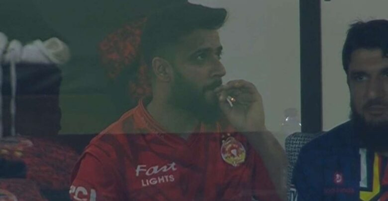 Imad Wasim smoking cigarette in PSL 2024 final match