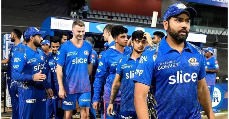 Mumbai Indians Players squad in IPL entering into the ground for bowling