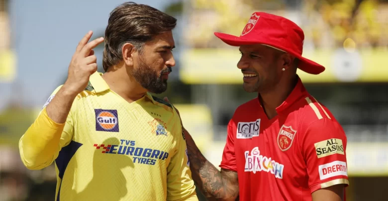 MS Dhoni and Shikhar Dhawan having a chat on the field