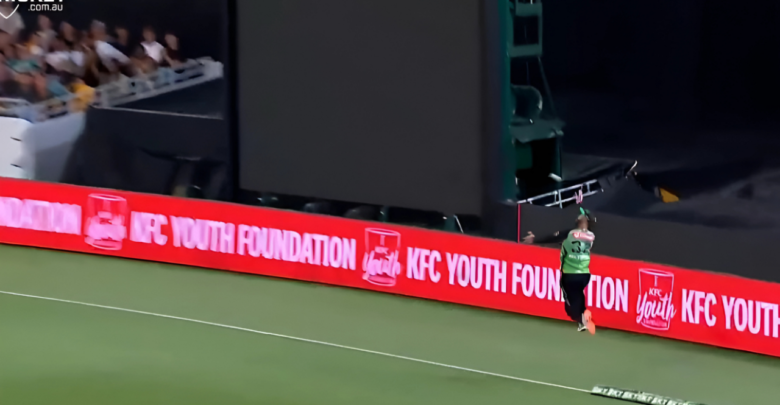 Glenn Maxwell’s incredible boundary catch during the Big Bash League match against Brisbane Heat