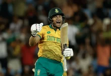 Reeza Hendricks celebrates his half-century at Newlands during SA20 2024.