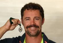 Travis Head receiving the Allan Border Medal at the 2025 Australian Cricket Awards