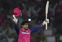 राजस्थान रॉयल्स के लिए वैभव सूर्यवंशी ने आईपीएल 2025 में गुजरात टाइटन्स के खिलाफ पहला शतक लगाने के बाद जश्न मनाया