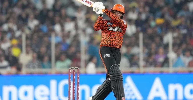 abhishek sharma hits 59 in 20 balls during powerplay against lsg