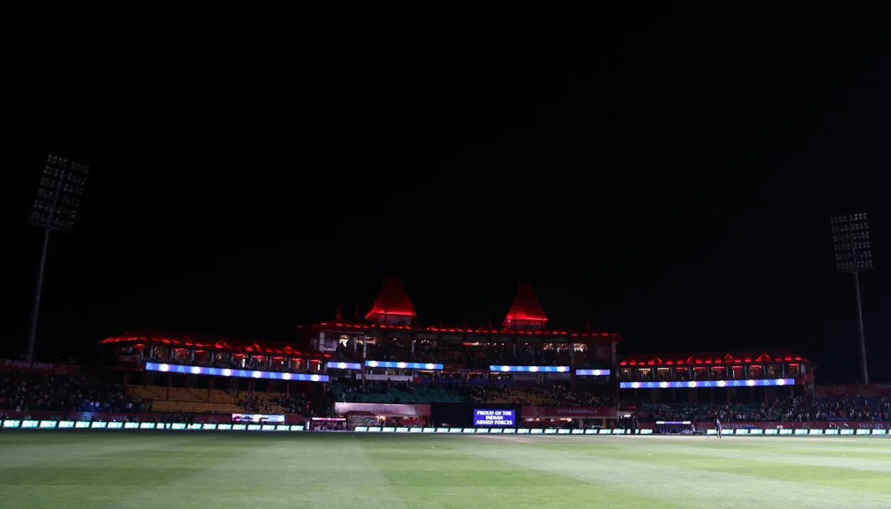 pbks innings paused due to floodlight failure during ipl 2025 match against dc