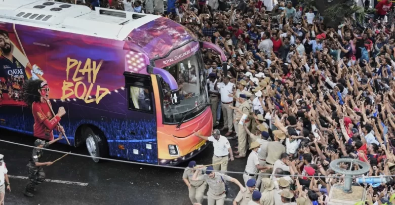 crowd stampede outside chinnaswamy stadium during rcb victory parade