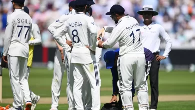 rishabh pant holds injured finger during lord's test