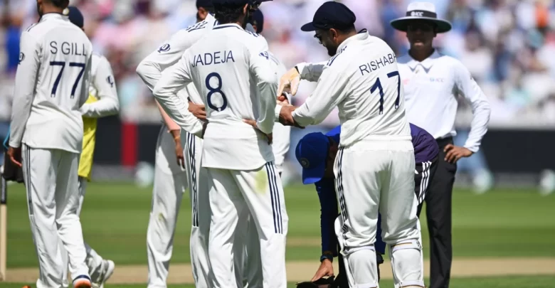rishabh pant holds injured finger during lord's test
