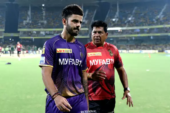 chandrakant pandit celebrates kkr’s ipl 2024 victory with team